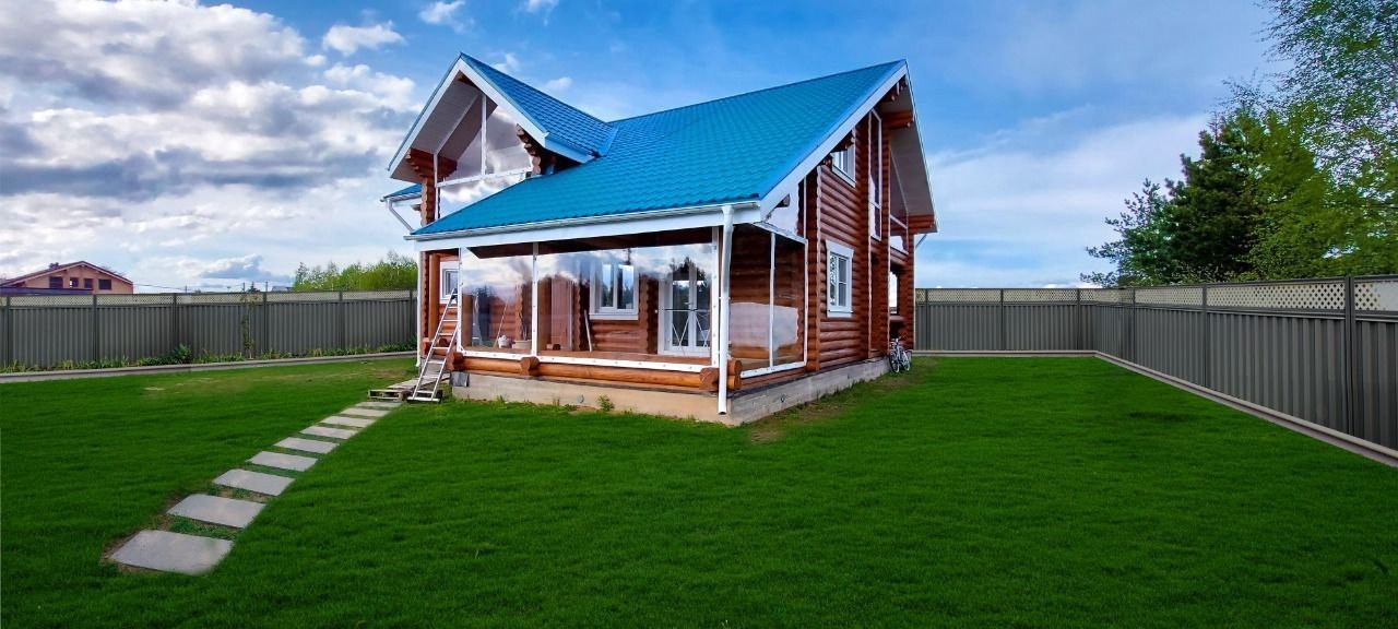 Мягкие окна на веранде загородного дома в Лихославле